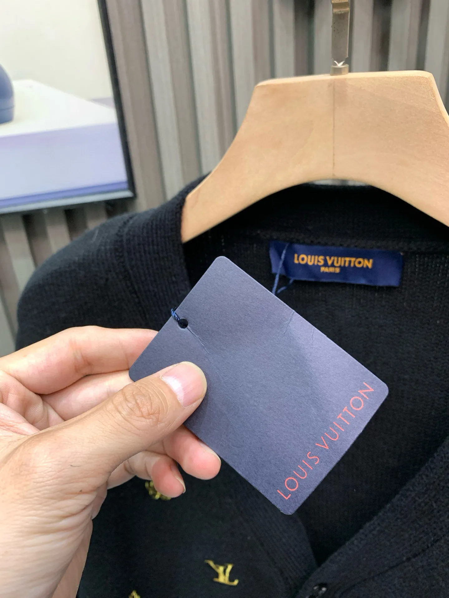 🅿️500 🀄️ Louis Vuitton 1*v25 new autumn and winter full-flower printed embroidered knitted jacket. Made of 50% sheep 🐏 velvet material, so it has natural softness and comfort. It also has good hygroscopicity and breathability. Matte needle-embroidered full-flower logo. The contrasting matte embroidery thread material is used for the version to best restore the same effect as the original version. The embroidery is very fine and dense. By controlling the direction and tightness of the embroidery thread, the embroidery thread forms exquisite embroidery on the embroidery cloth. Combined with encryption processing to increase the three-dimensional effect. Use water and detergent for cleaning during the general washing process. Make the clothes softer and cleaner through gentle scrubbing and rinsing. Customized buttons. Independently develop the Feidong series of square washing wheat. Three standards are complete.